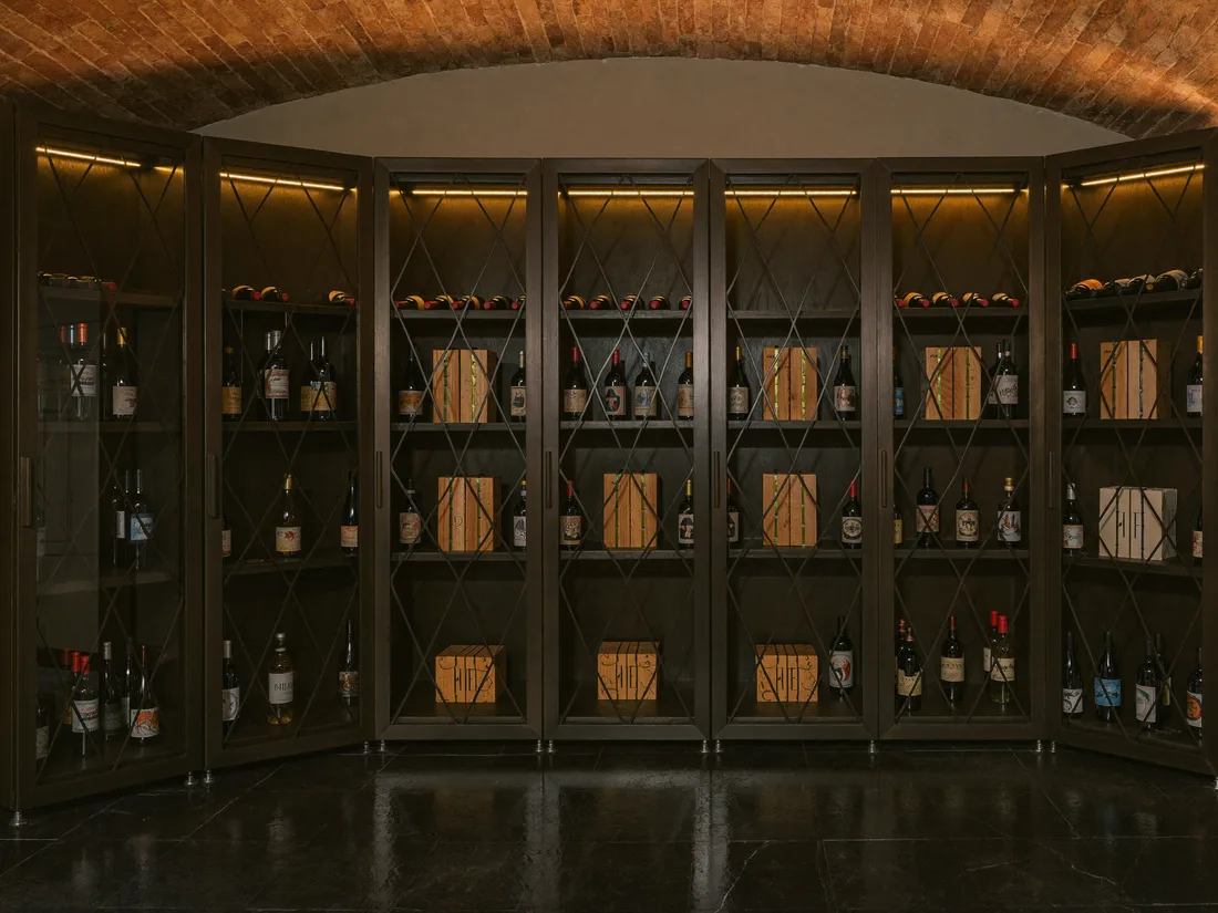Moderner privater Weinkeller mit beleuchteten Weinschließfächern unter Ziegelgewölbe