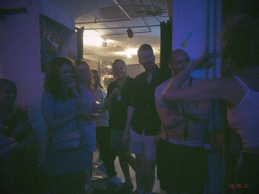 Die Crew feiert im Neonlicht
